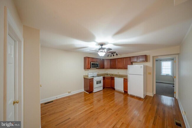 Building Photo - 340 W Gay St