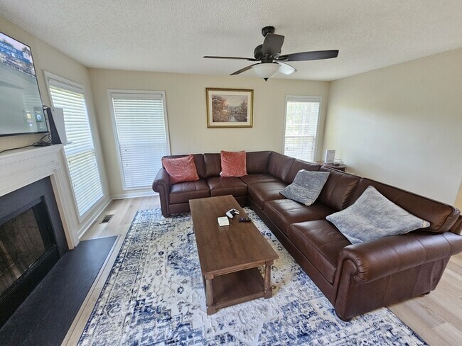 Building Photo - Furnished Mid Term rental