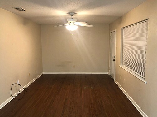 Foto del edificio - Longview - 1500-1502 Arland Dr.