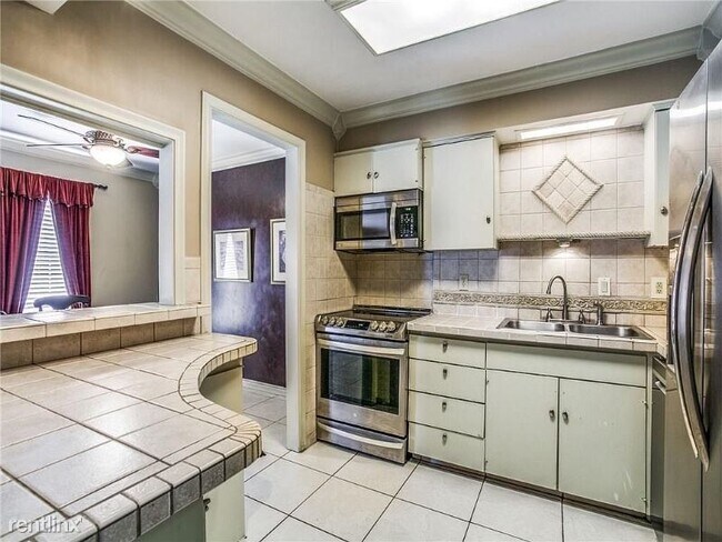 Foto del edificio - 5051 Les Chateaux Dr