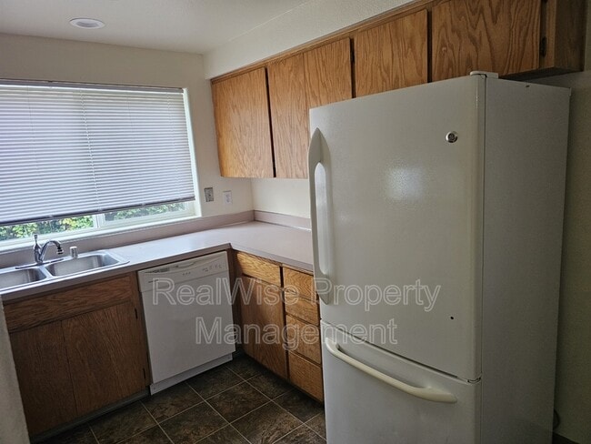 Building Photo - 6101 NE 44th Cir