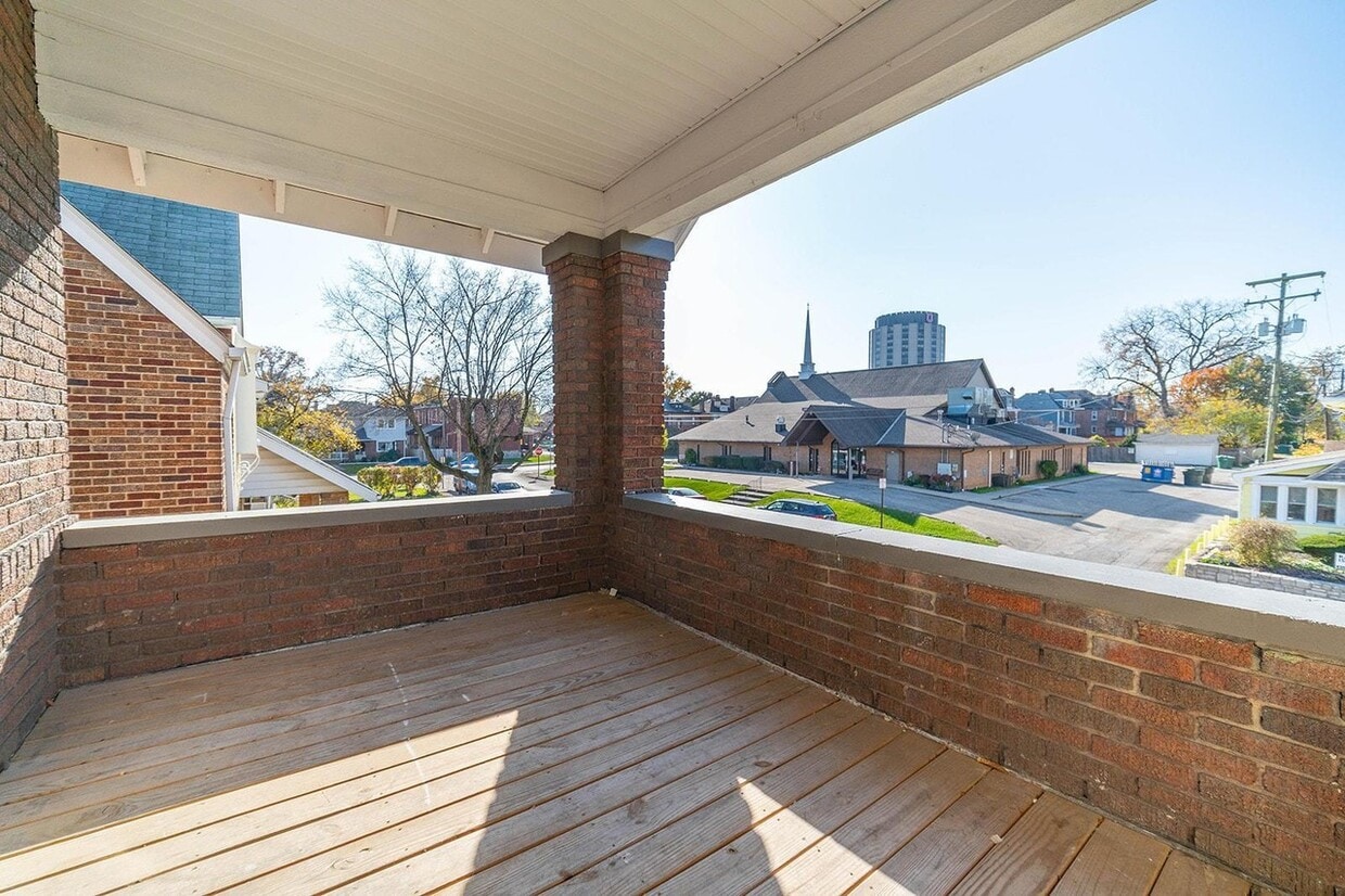 Primary Photo - 222 Parkwood Ave