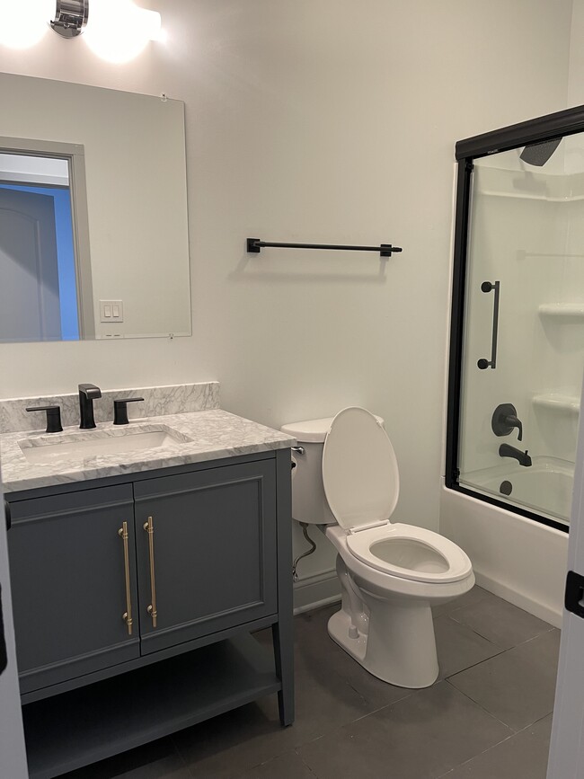 Full bath - 710 N State St