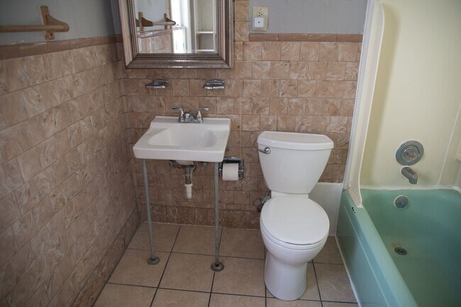 Foto del edificio - 6 bedroom Close to Augsburg and U of M