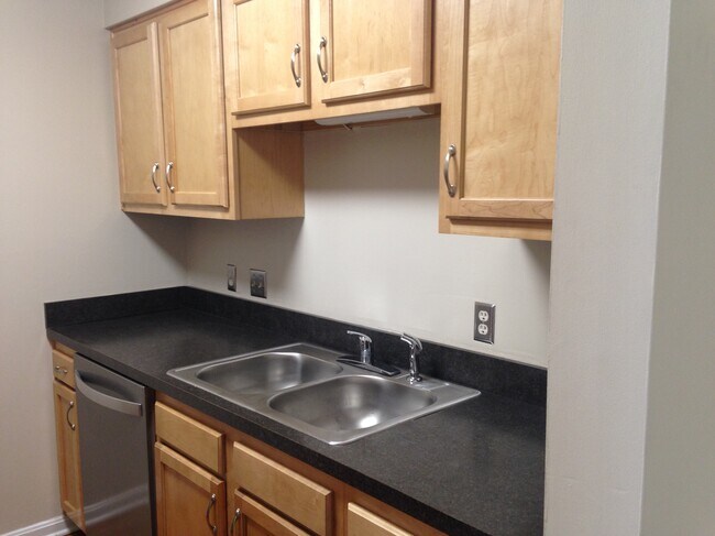 Building Photo - 809 Highwood Dr