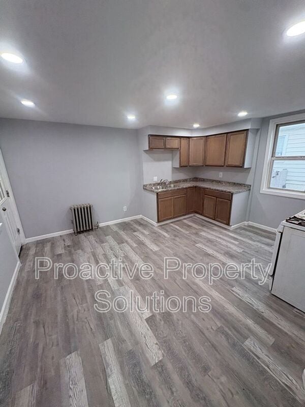 Building Photo - 461 Madison St