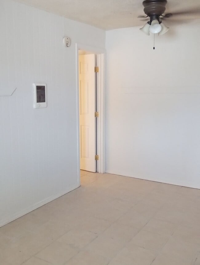 Building Photo - AVAILABLE NOW -1 bed -1 bath - aprox 400 s...