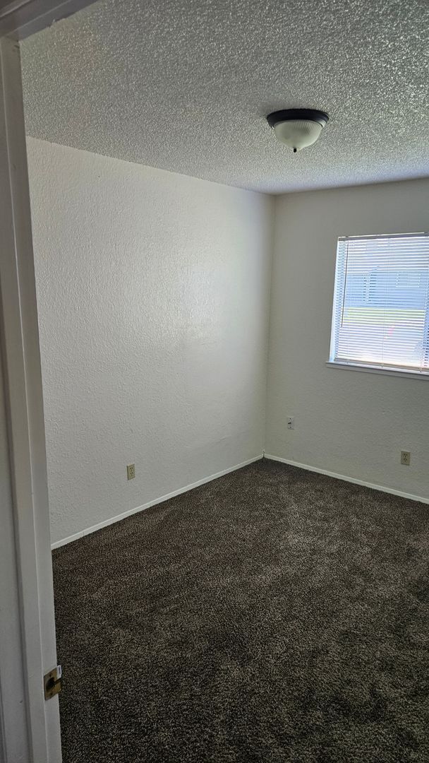 Foto del edificio - Spacious 3 bedroom with large backyard