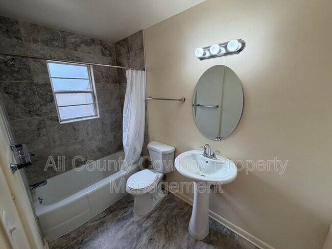 Foto del edificio - 700 W 1st Ave