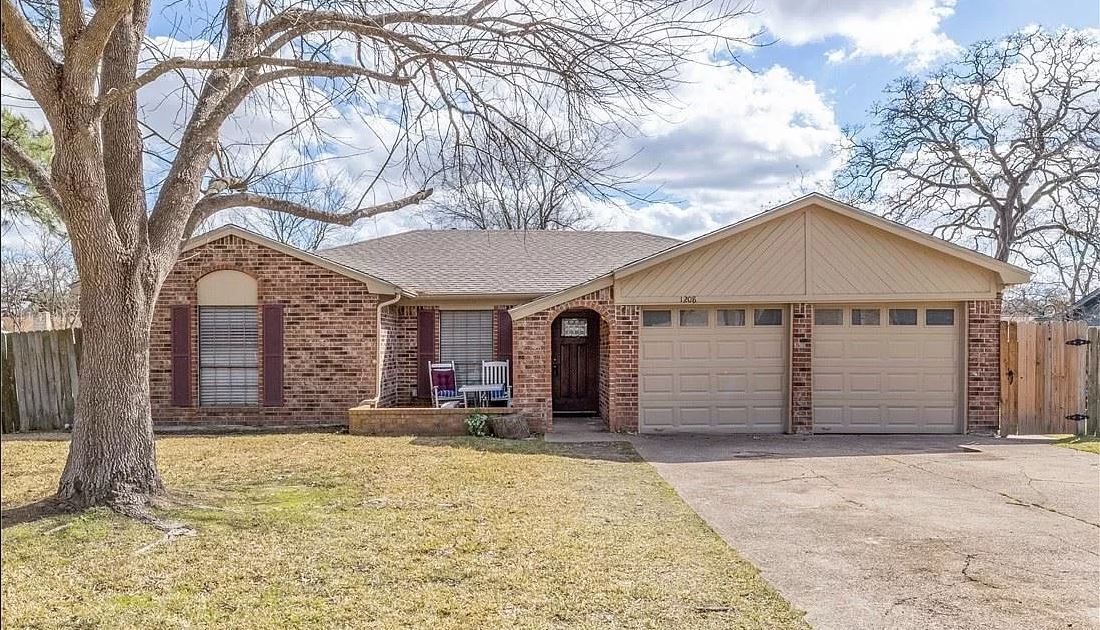 Foto principal - 1208 Hawk Tree Dr