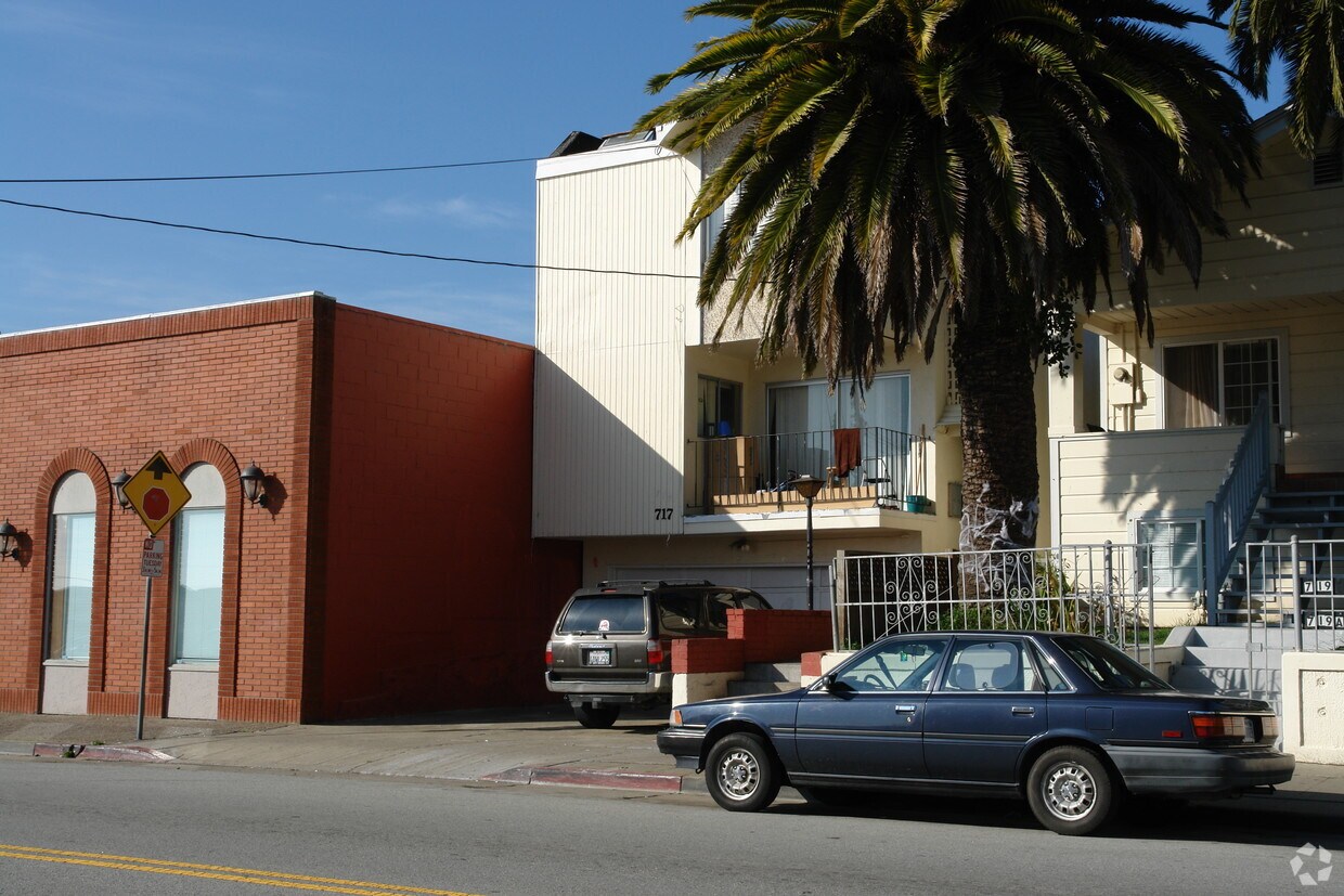 Building Photo - 717-719 Linden Ave
