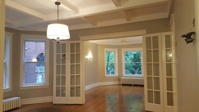 Building Photo - 5829 N Kenmore Ave