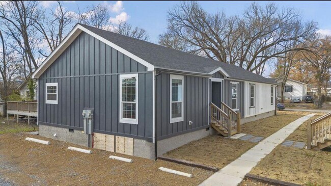 Building Photo - 2000 Huff Pl