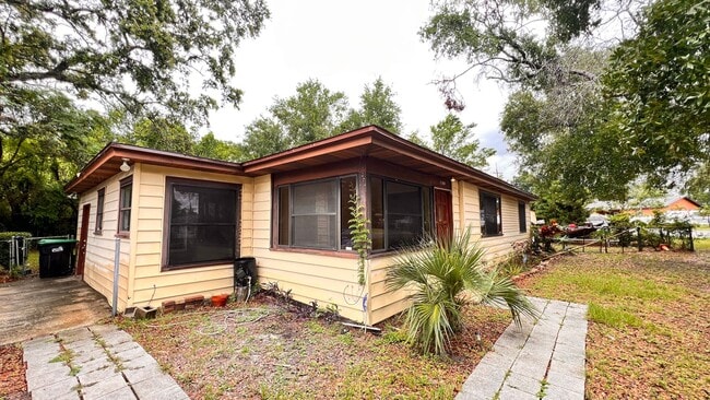 Building Photo - Available June 30! 2BR/1BA beautiful house...