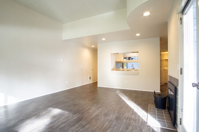 Foto del edificio - Gorgeous & Bright 1-Bed w/ Wood-Burning Fireplace, W/D, & Private Patio!