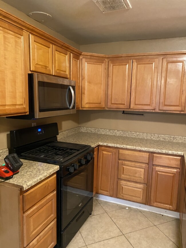Foto del edificio - 16510 Lakeshore Dr