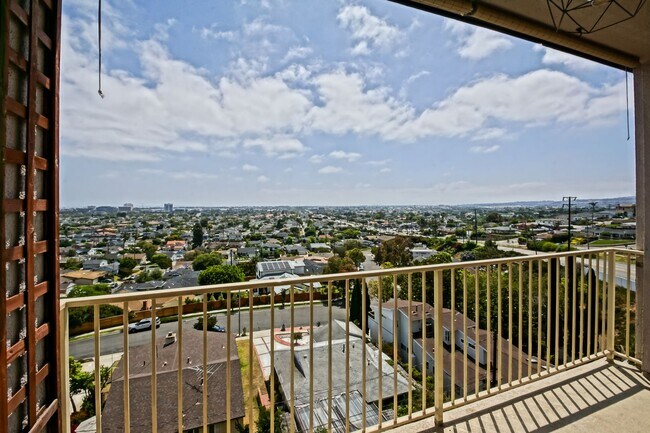 Foto del edificio - Bright & Spacious, Top-Floor 3BR3BA Condo ...