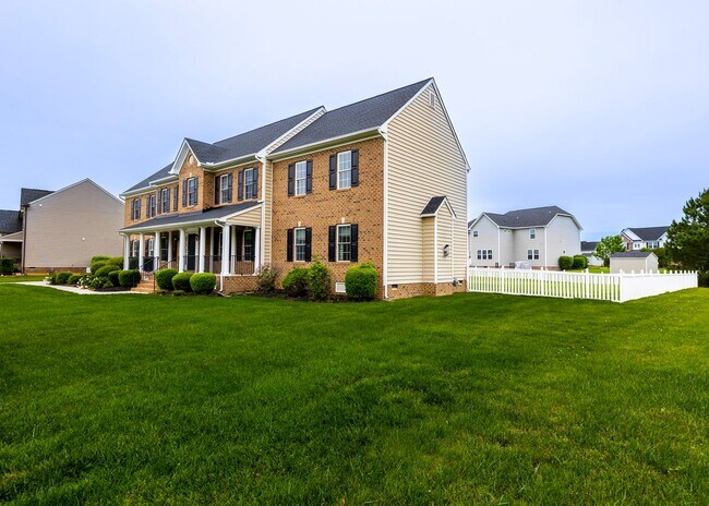Foto del edificio - Huge house with vaulted ceilings and fenced in rear yard