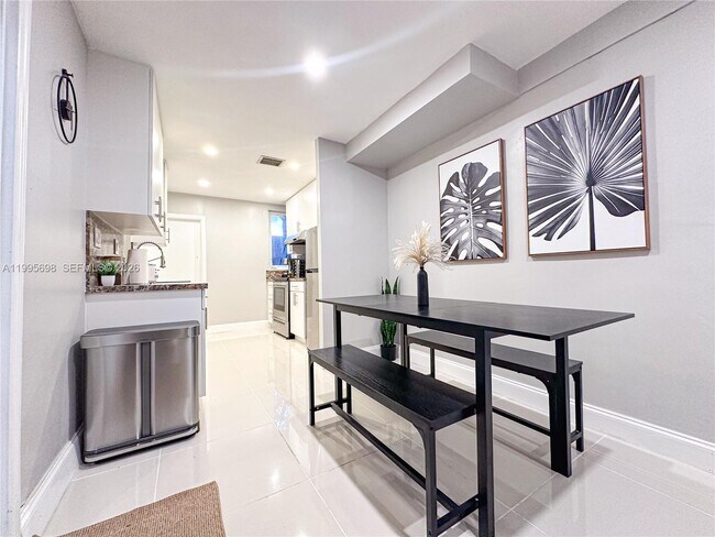 Foto del edificio - 174 NE 55th St