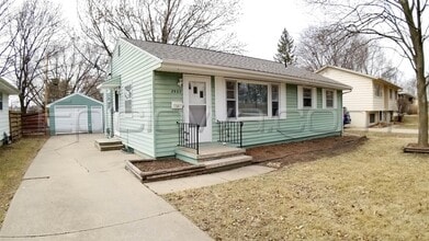 Building Photo - 2923 Russell Dr NE