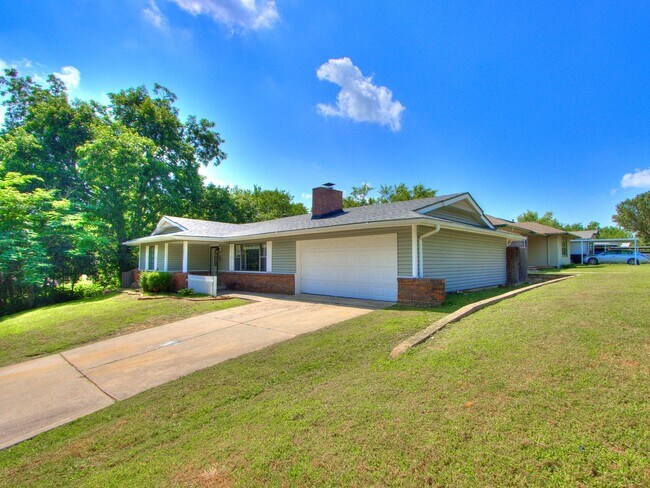 Foto del edificio - 3 Bedroom 1 Bath Home w/ 2 car garage in Shawnee