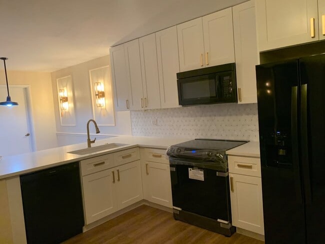 Building Photo - 1940 Hartford Ct