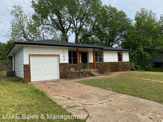 Building Photo - 3 br, 1 bath House - 1704 Waltz Way