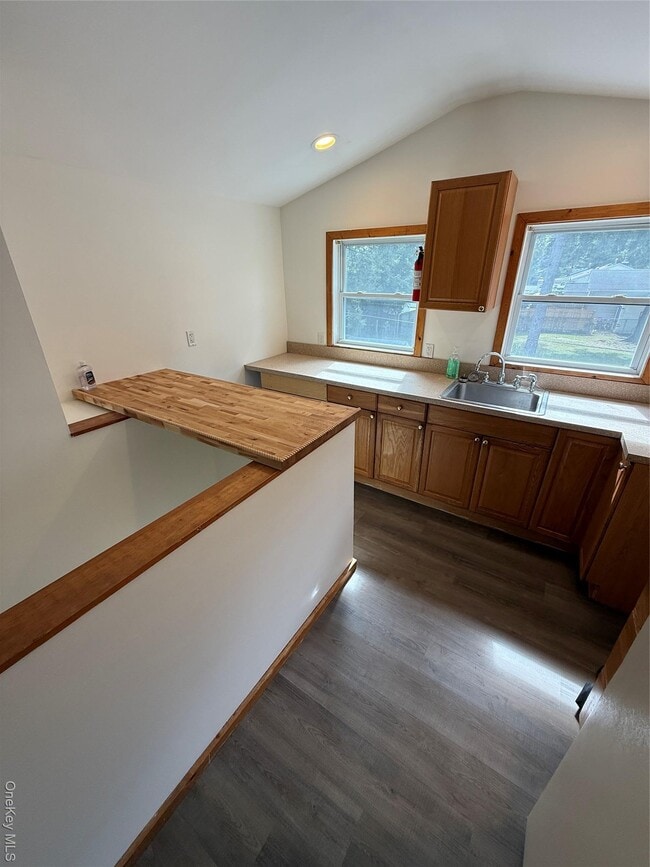 Building Photo - 121 Rose Dr