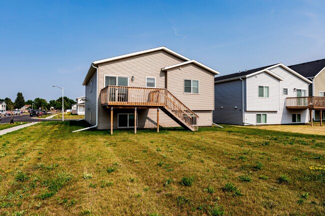 Building Photo - 4 bedroom 2 bathroom house