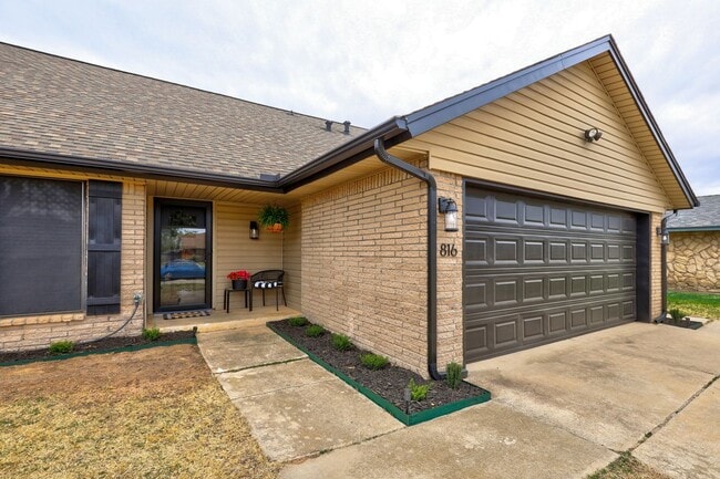 Building Photo - 816 N Briarcliff Dr