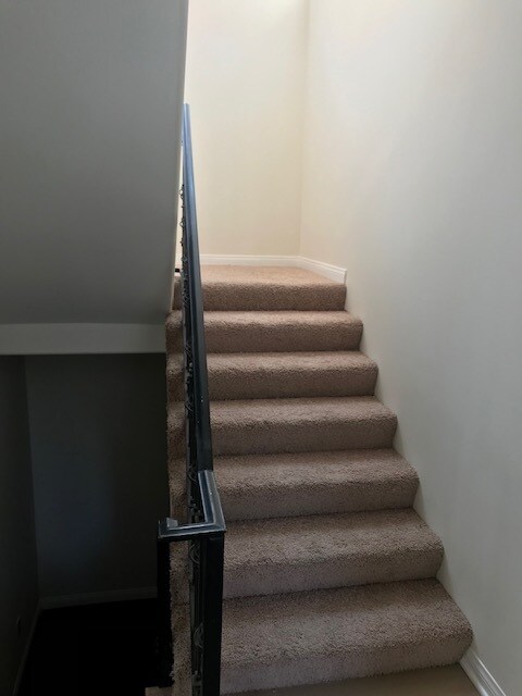 Stairs to bedrooms flor - 10118 Fernglen Ave