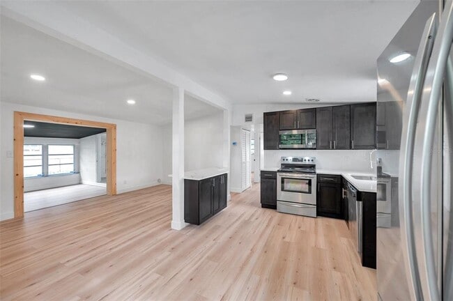 Building Photo - 209 Southeast Jefferson Cir N