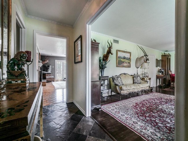 Foto del edificio - 5934 Lakehurst Ave