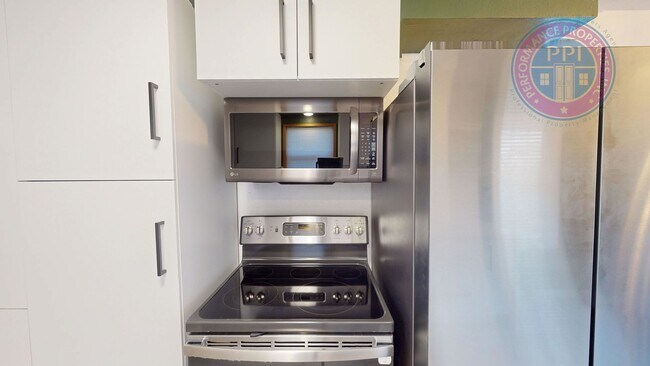 Foto del edificio - Newly Remodeled Home With Large Yard In Ro...