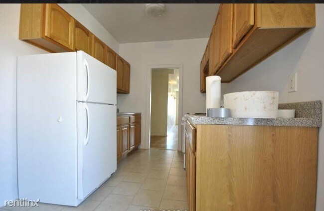 Building Photo - 910 Dinsmore Ave