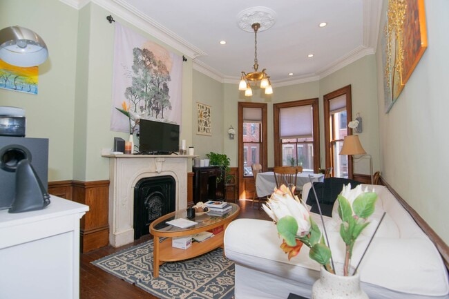 Building Photo - large 4 bed in Mission Hill