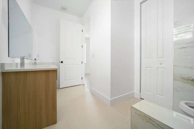 Building Photo - 15245 Brainbridge Cir