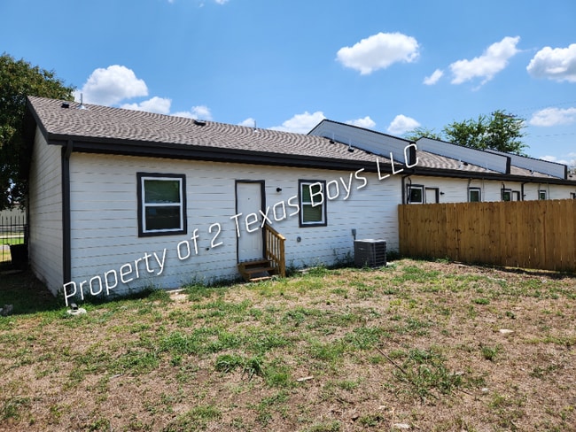Building Photo - 101 N Pecan St