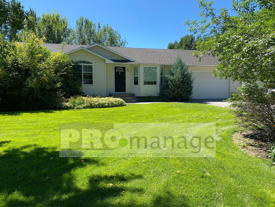 Primary Photo - 5 bedroom / 3 bathroom Single Family Home
