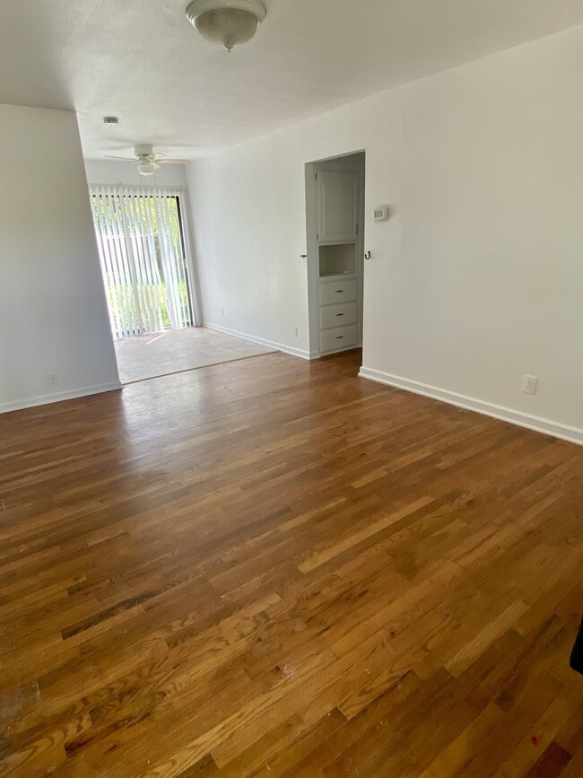 Foto del edificio - 1152 N Crestway St
