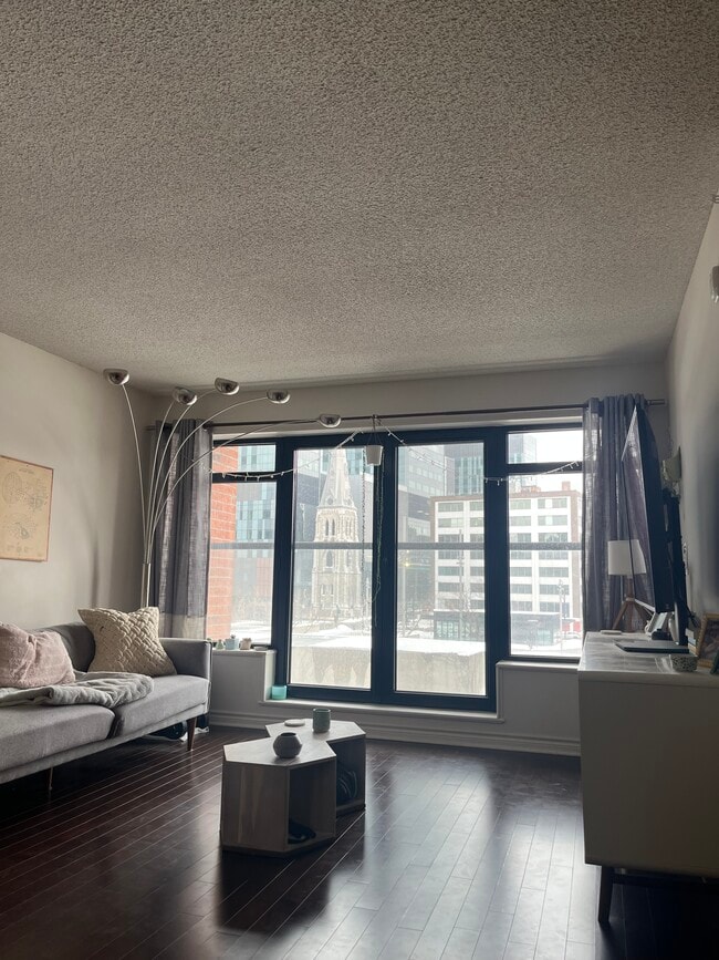 Building Photo - 450 Rue Saint-Antoine E