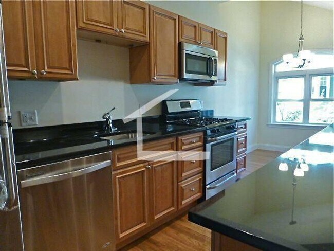 Foto del edificio - HOT BROOKLINE LISTING!!!!!