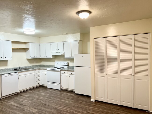 Kitchen - Linden Colonial