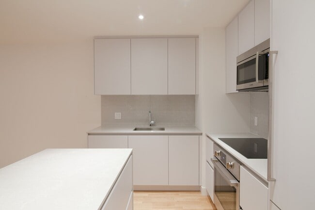 Building Photo - 3495 Rue de la Montagne