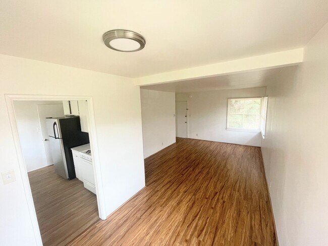 Building Photo - Simple, vintage, and beautiful! 1bd/1ba near Downtown NoHo and arts district