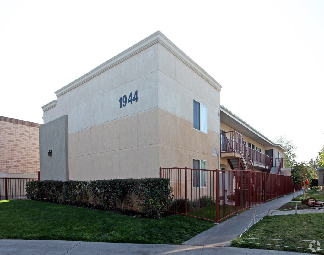 Primary Photo - 1944 E Wilson Ave