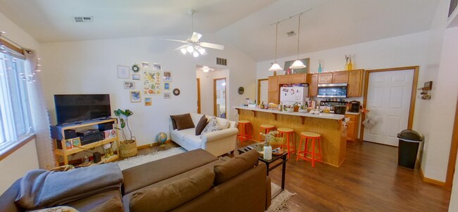 Building Photo - 3D Tour Available - Newer Flooring + Washe...