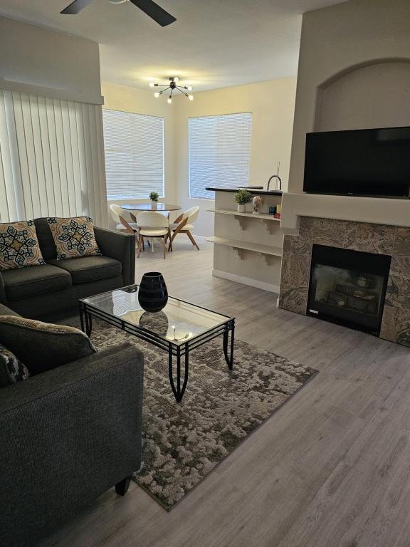 Foto principal - 9050 W Warm Springs Rd