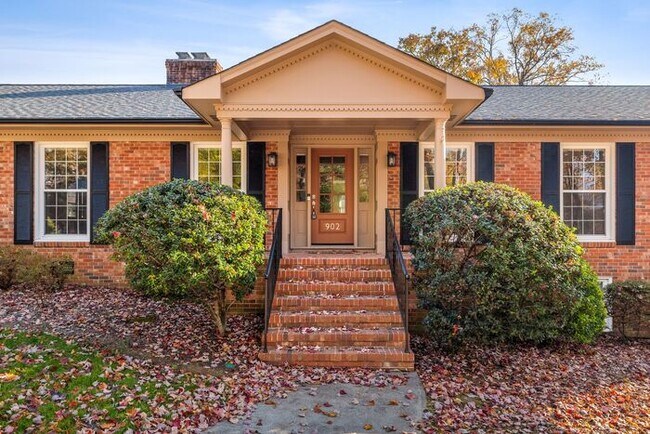 Foto del edificio - NW, Updated, Wood Floors, SS Appl., Den, Dining Roon, Sun Room, Finished Basement, Fenced!