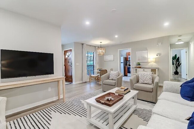 Foto del edificio - 2BD/2BA Town Home Mount Pleasant Fully Furnished - Available May 1st, 2026 LEASE TERM NEGOTIABLE